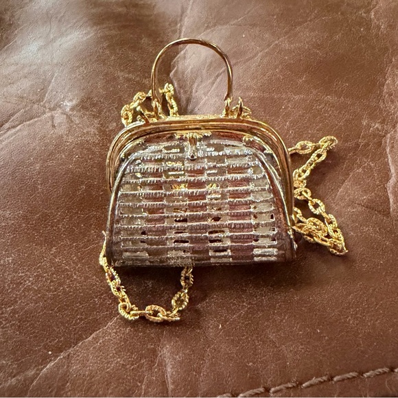 Beautiful pill box on a chain - Picture 2 of 5